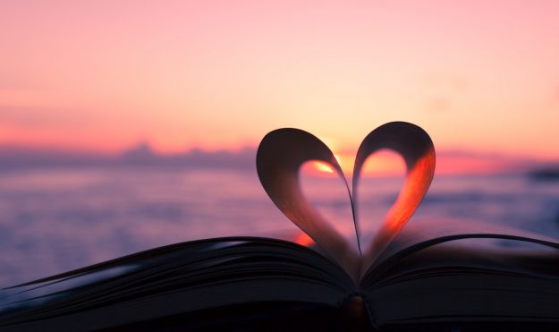 Heart from book against a beautiful sunset. Etapas en las relaciones de pareja.