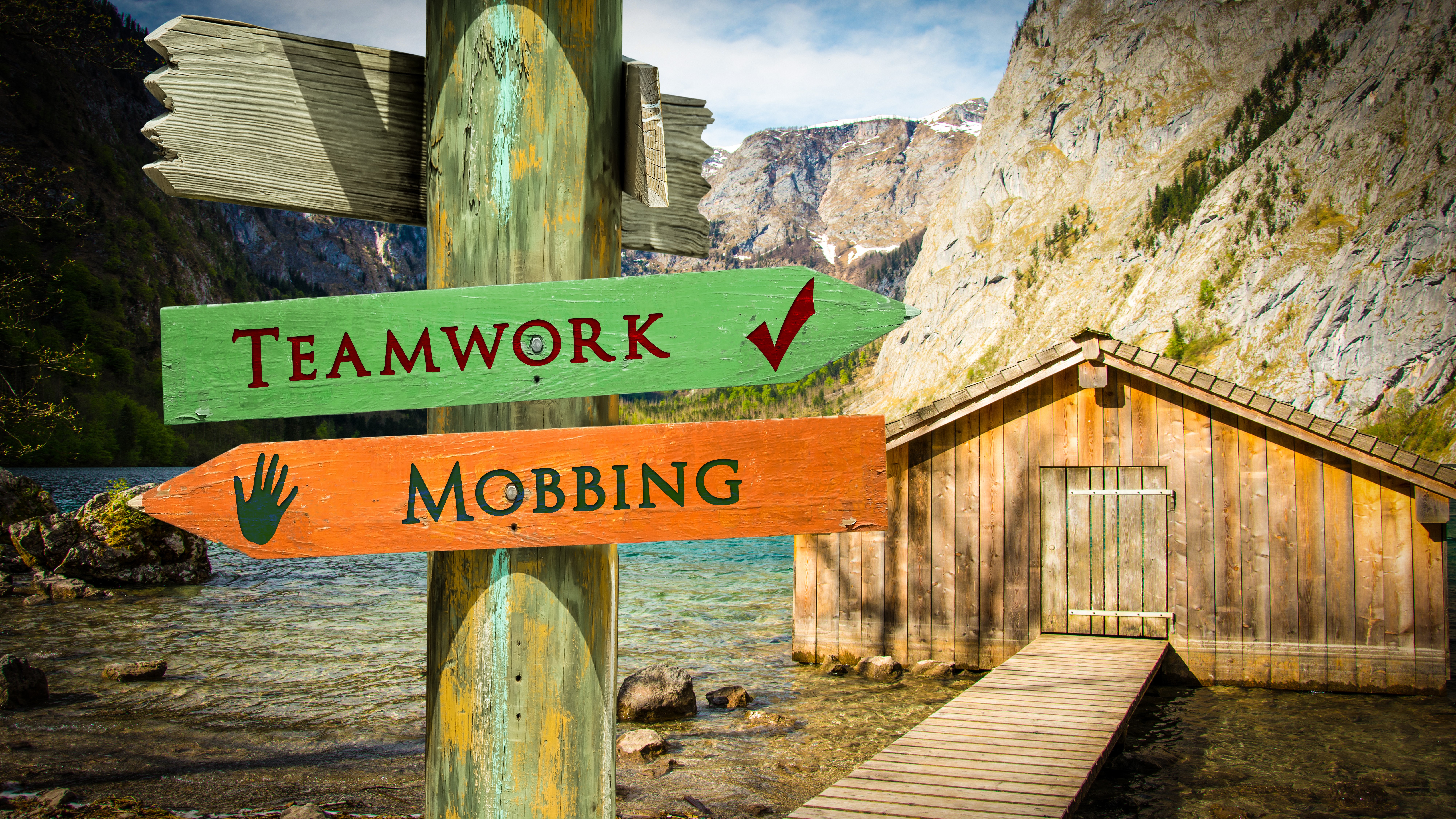 Street Sign Teamwork versus Mobbing acoso laboral o mobbing