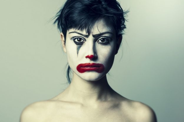 dictadura del optimismo dictadura de la felicidad estres ansiedad depresion tristeza desilusion la dictadura de la felicidad